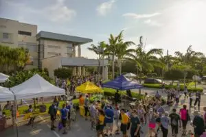 Grupo de peatones fuera de un evento