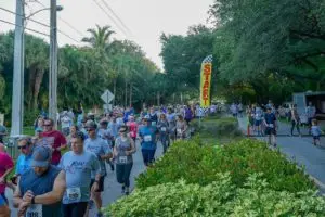 Grupo de peatones corriendo un maratón