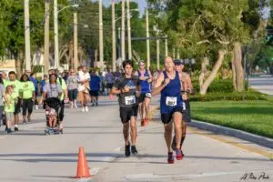 Grupo de peatones corriendo un maratón