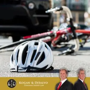 bicicleta atropellada por un coche en un accidente en una carretera de Florida - Kogan y Disalvo
