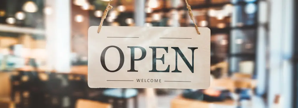 Señal de 'Abierto' en la parte frontal de la puerta de un negocio