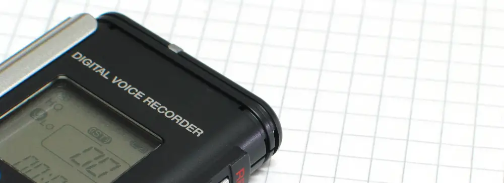 Grabadora de voz digital sobre una hoja de papel cuadriculado